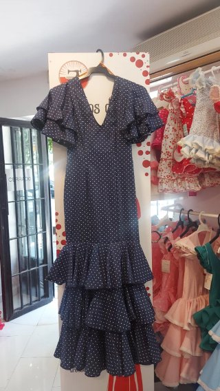 Traje de flamenca azul con lunares.