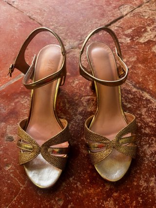 Tacones de fiesta dorados MIA