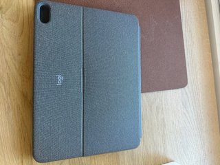 Cover Logitech Combo iPad Air 4/5 con Tastiera. 11"