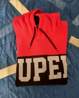 Sudadera con gorro roja y negra