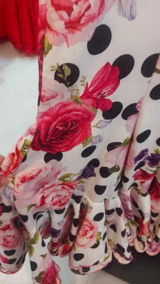Traje de flamenca blanco y rosa