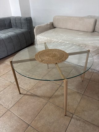 Mesa de centro redonda con sobre de cristal