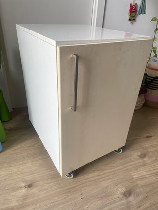 Mueble auxiliar blanco con ruedas