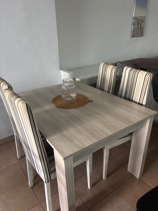 Mesa de comedor extensible con 4 sillas