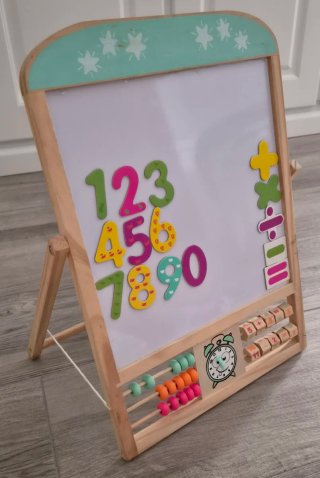 Pizarra infantil con números y ábaco