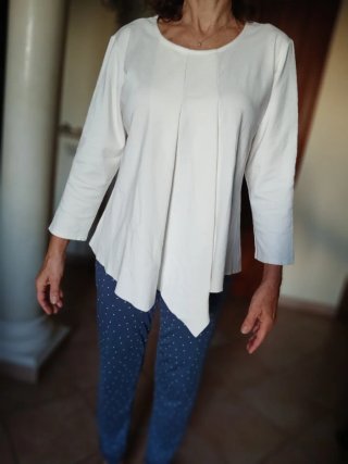 Blusa bianca con pinces