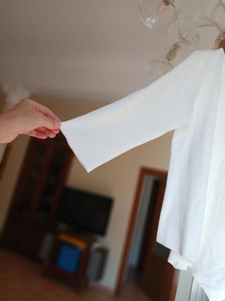 Blusa bianca con pinces