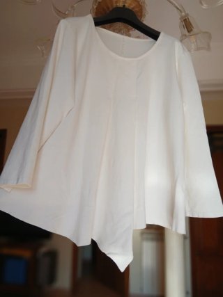 Blusa bianca con pinces