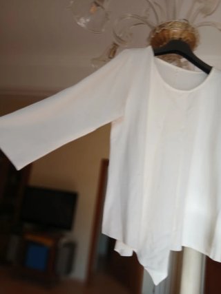Blusa bianca con pinces