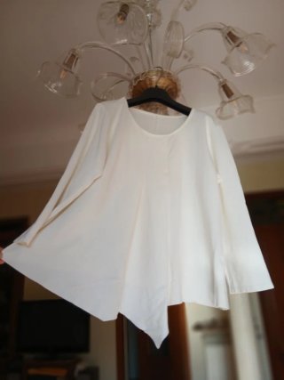 Blusa bianca con pinces