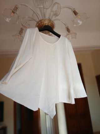 Blusa bianca con pinces