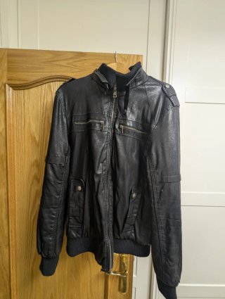 Chaqueta Negra Estilo Motero