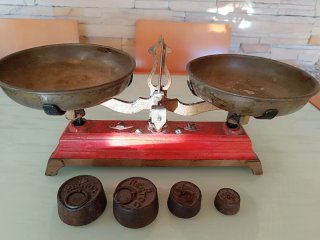 Balanza Antigua con Pesas