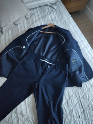Traje de dos piezas azul marino. Marca  Castizo