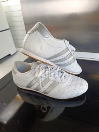 Zapatillas Adidas Blancas y Plateadas Talla 39.5