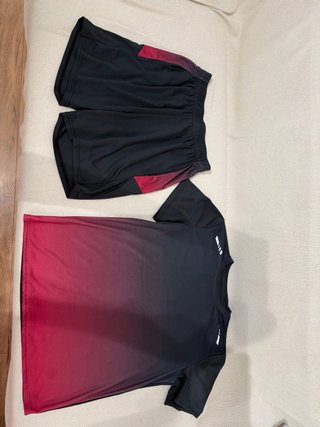 Conjunto de ropa deportiva negro y rojo