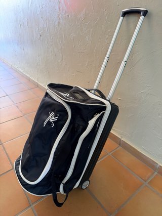 Bolsa Hockey Patines Negra con Ruedas usada un mes