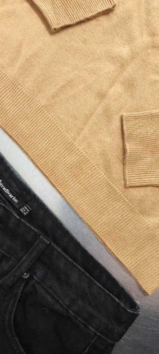 Conjunto Jersey Beige y Falda Negra