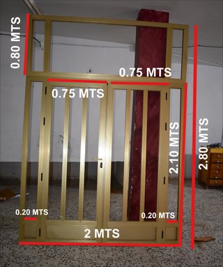 PUERTA EN ALUMINIO EN COLOR ORO
