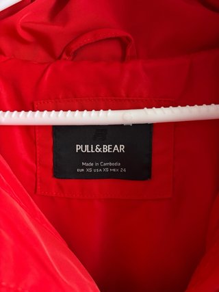 Chaqueta acolchada o plumífero rojo con cremallera
