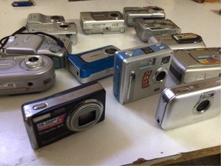 Lotto di 12+1 fotocamere digitali per riparazione o ricambi