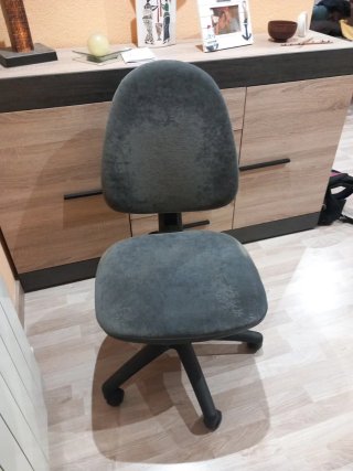 Silla de oficina gris