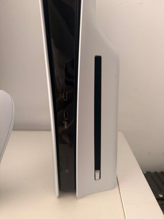 PlayStation 5 (PS5) con controller e base di ricarica