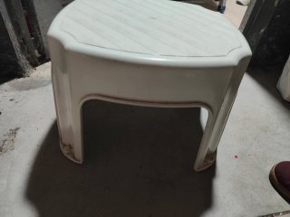 Escalón de plástico blanco