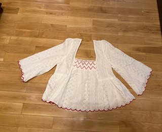 Camisa blanca con mangas farol y bordados