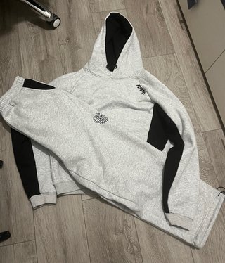 Conjunto deportivo Mertra gris y negro
