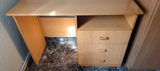 Escritorio de madera con 3 cajones.