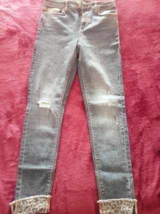 Pantalón vaquero con rotos