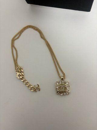 Colgante Chanel Dorado con Caja y bolsa.