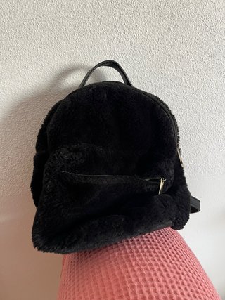 Mochila negra pelo