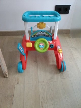 Andador infantil con actividades