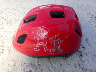 Casco da bambino rosso con robot