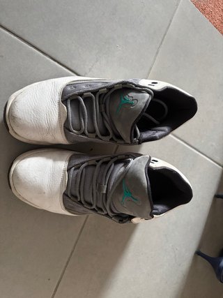 Zapatillas Jordan Grises y Blancas