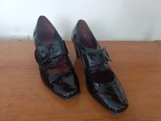 Zapatos de tacón negros de charol con hebilla