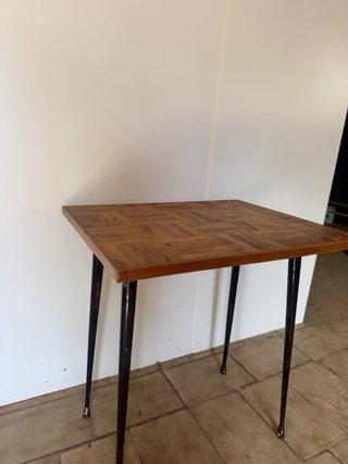 Tavolo vintage in parquet con gambe metalliche