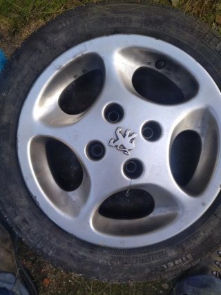 4 NEUMÁTICOS PIRELLI  (14") + LLANTA ALEACIÓN
