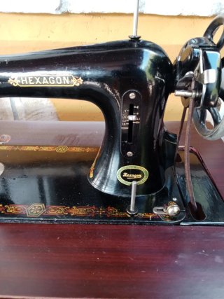 Máquina de coser antigua Hexagon