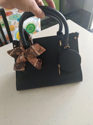 Bolso Louis Vuitton Negro con Pañuelo