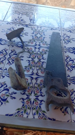 Azadón y Serrucho de Carpintero Antiguos