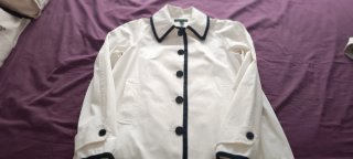 Chaqueta blanca con detalles negros