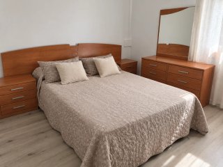 Dormitorio completo: cama, mesillas y cómoda