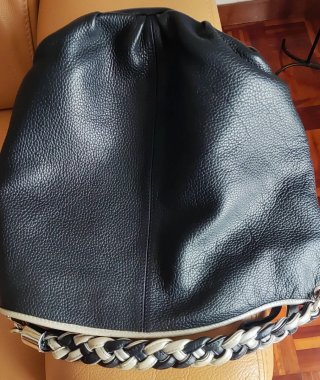 Bolso de Piel Azul Marino, fabricado en España.