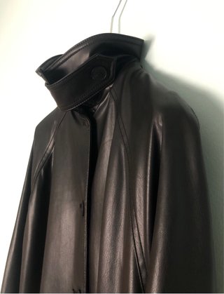Trench efecto piel negro Zara