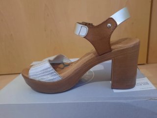 Sandalias de tacón dorada y marrón