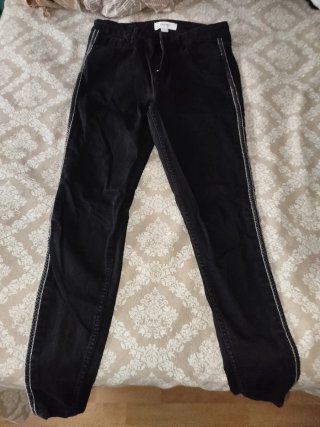 Pantalón negro ajustado