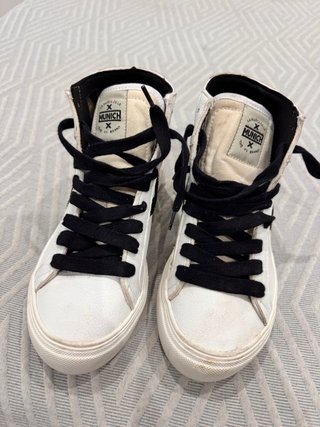 Zapatillas Munich Blancas y Negras